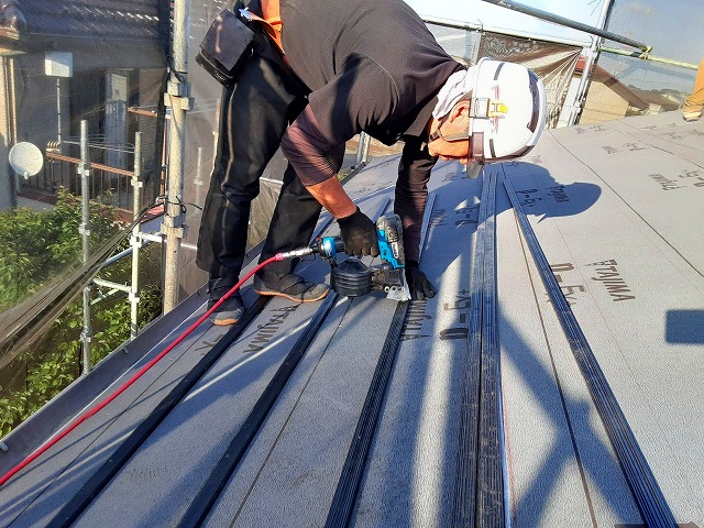 樹脂製瓦桟を固定するスタッフ